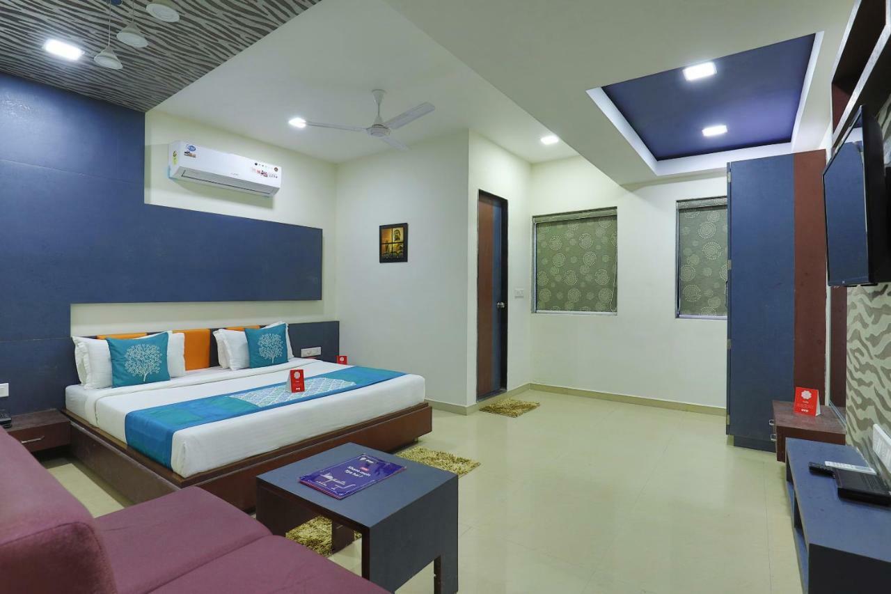 Oyo 9238 Hotel Meet Palace Naroda Buitenkant foto