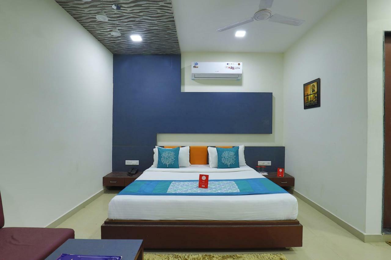 Oyo 9238 Hotel Meet Palace Naroda Buitenkant foto