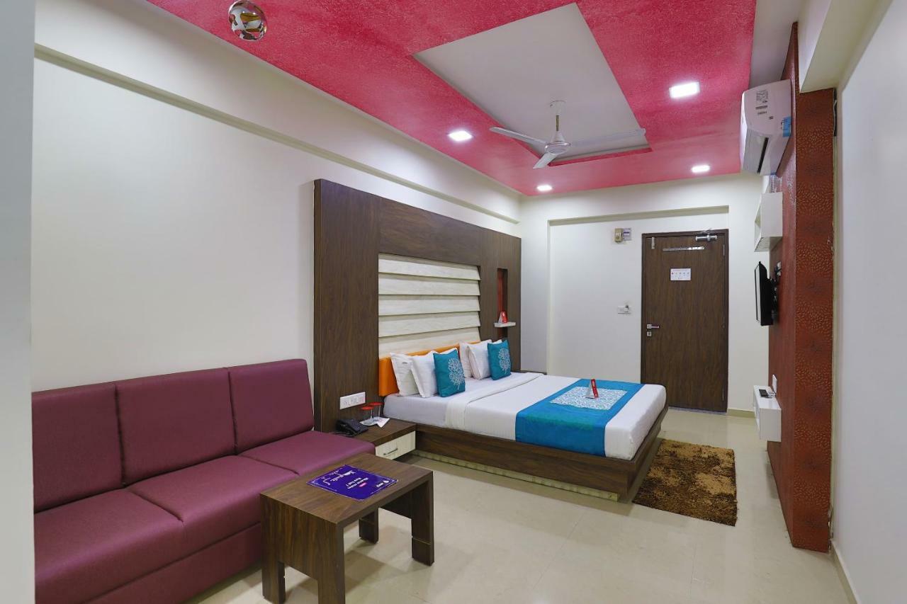 Oyo 9238 Hotel Meet Palace Naroda Buitenkant foto
