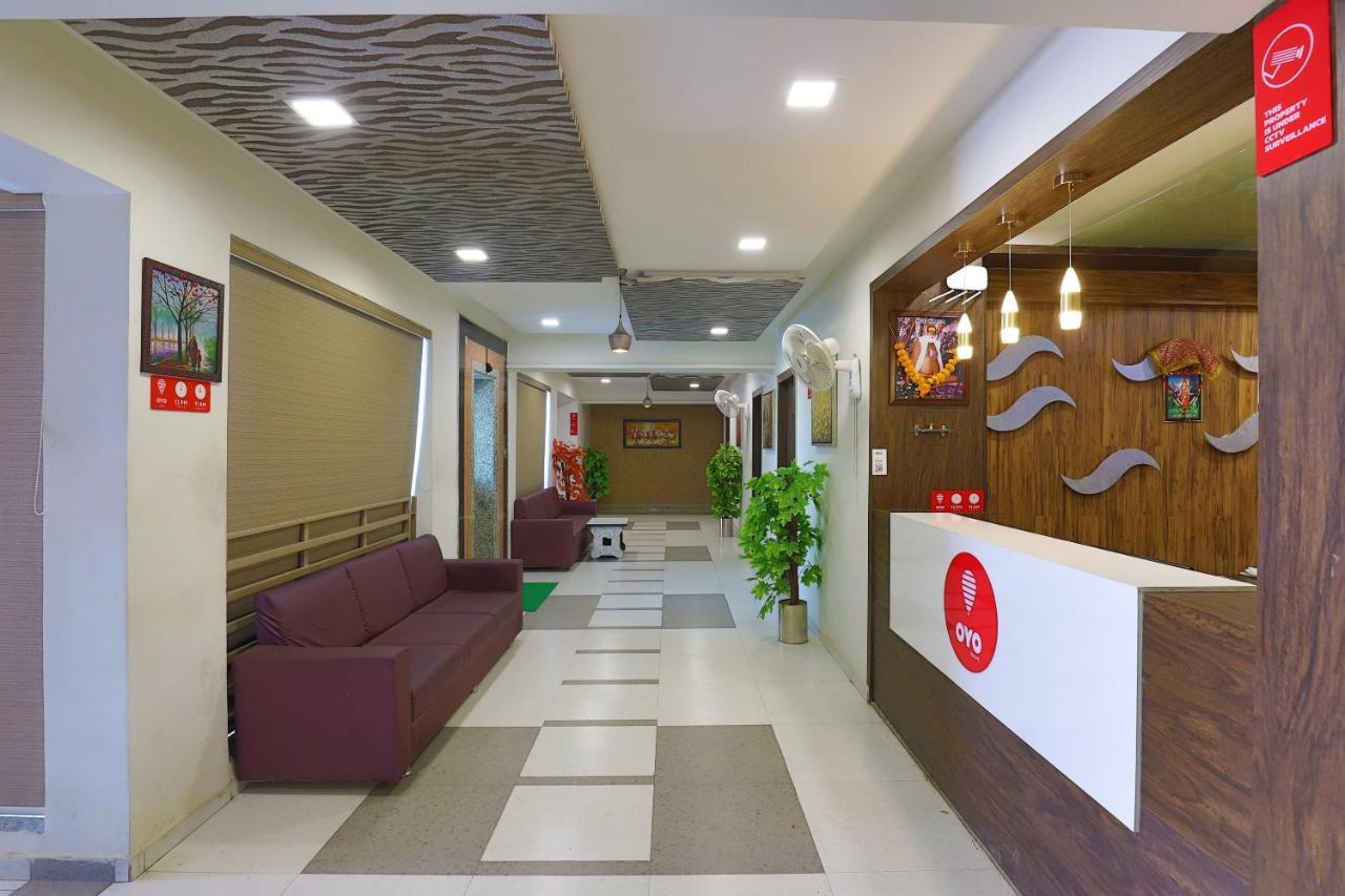 Oyo 9238 Hotel Meet Palace Naroda Buitenkant foto