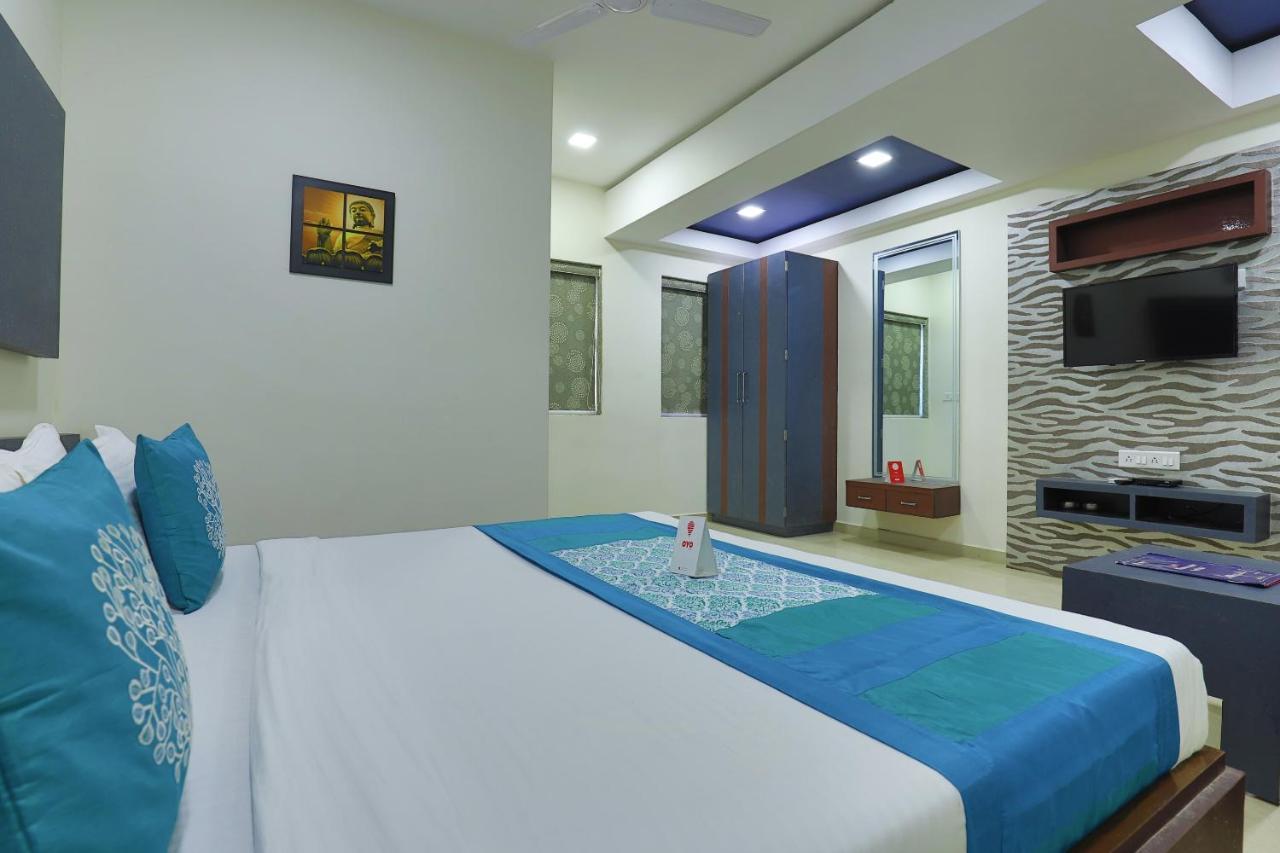 Oyo 9238 Hotel Meet Palace Naroda Buitenkant foto