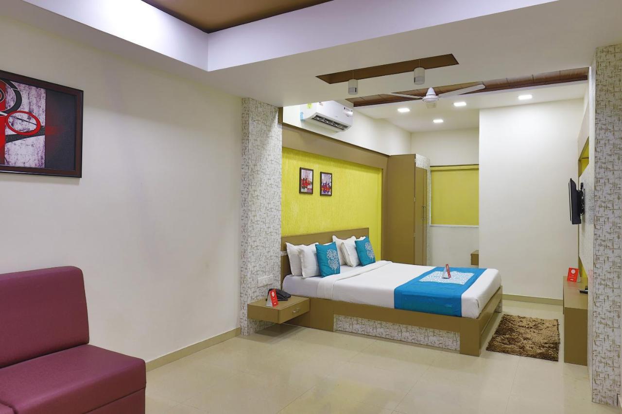 Oyo 9238 Hotel Meet Palace Naroda Buitenkant foto