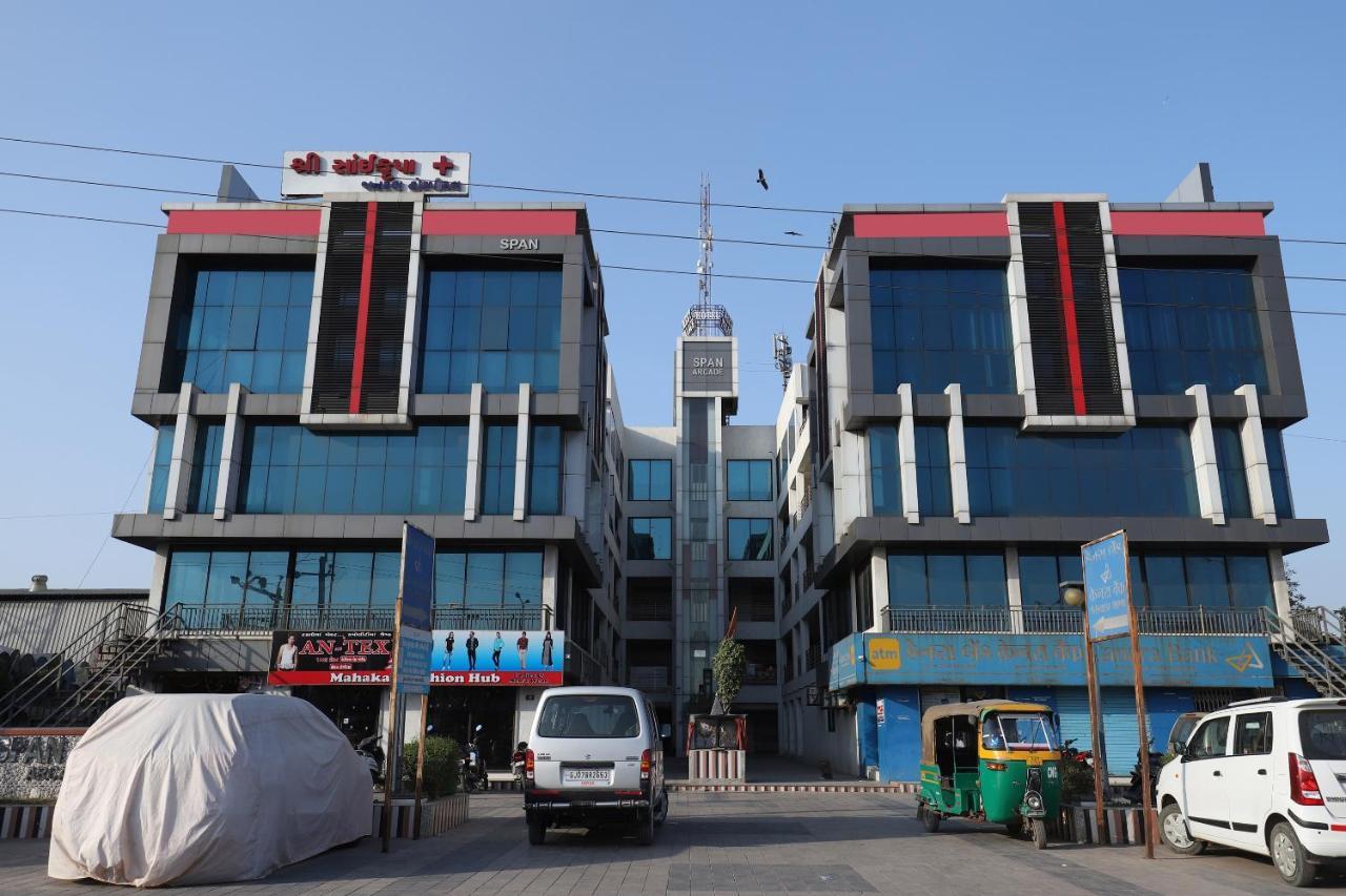 Oyo 9238 Hotel Meet Palace Naroda Buitenkant foto
