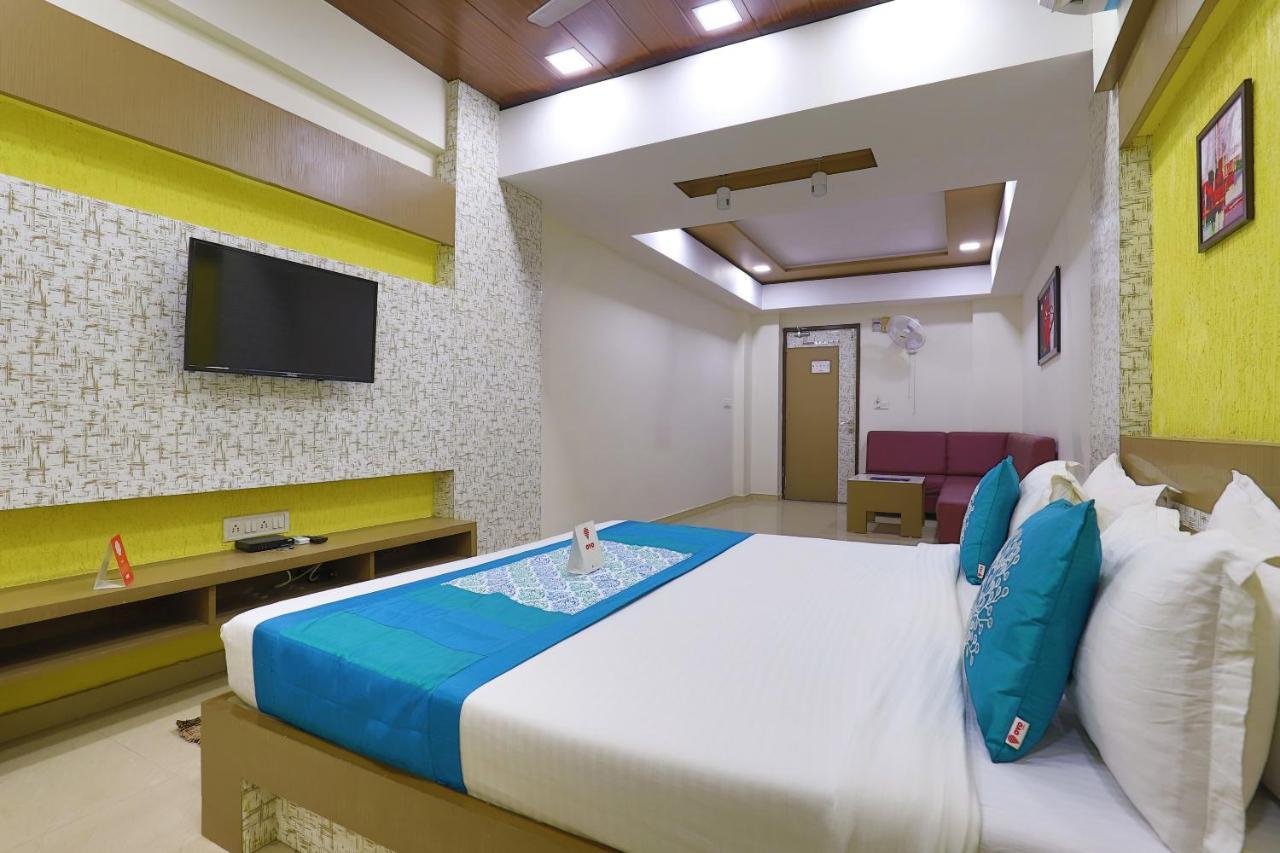 Oyo 9238 Hotel Meet Palace Naroda Buitenkant foto