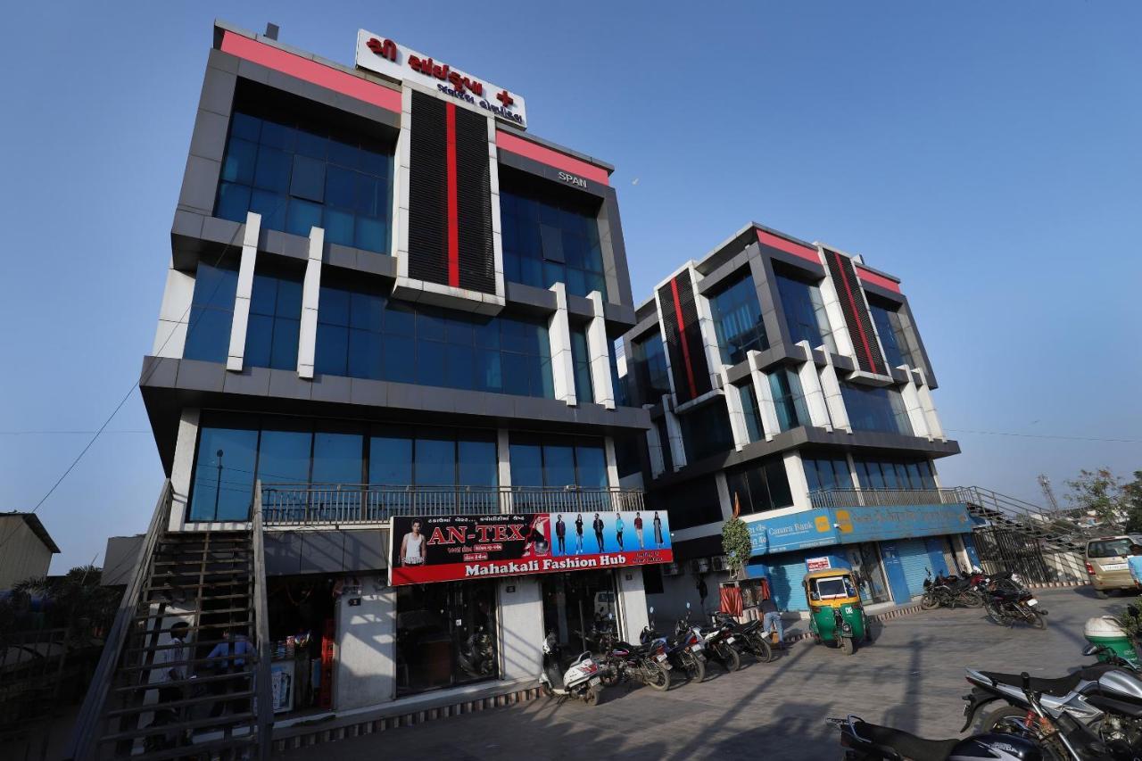 Oyo 9238 Hotel Meet Palace Naroda Buitenkant foto