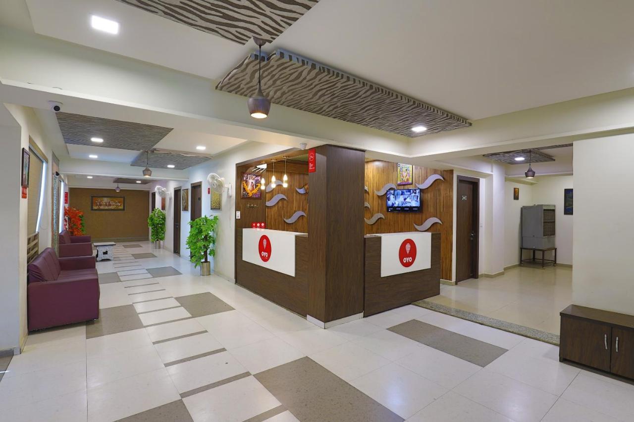Oyo 9238 Hotel Meet Palace Naroda Buitenkant foto