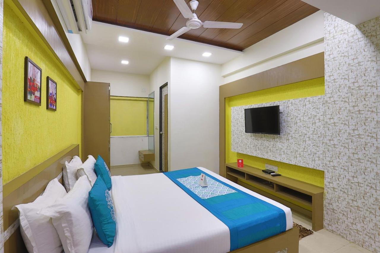 Oyo 9238 Hotel Meet Palace Naroda Buitenkant foto